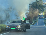 Auto in fiamme sulla provinciale a Bardello con Malgesso e Bregano, in salvo una mamma con il figlio piccolo