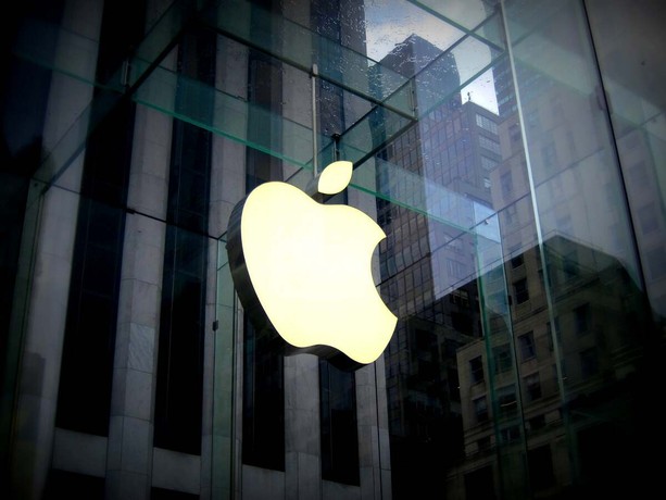 Apple parte civile nel processo contro un’azienda di Sant’Albano Stura: "Vendeva accessori non originali"