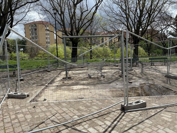 Transenne ko e un carrello della spesa nell'area di cantiere, al Maiocco fanno festa anche i vandali