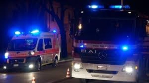 Scontro tra auto all'incrocio: cinque persone soccorse nella notte a Cassano Magnago