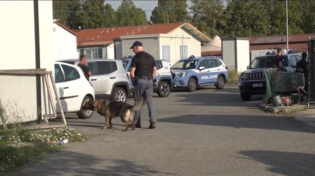 Blitz al campo nomadi di Mirafiori: sequestrati armi, jammer e auto per le truffe agli anziani [VIDEO]