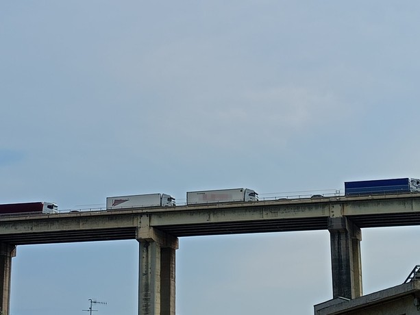 Esodo estivo, traffico intenso in autostrada: quattro chilometri di coda tra Bordighera e il confine di Stato Esodo estivo, traffico intenso in autostrada: quattro chilometri di coda tra Bordighera e il confine di Stato