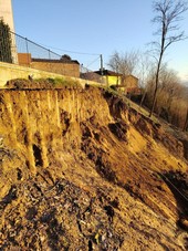 Moasca, frana sotto il castello: crolla una porzione di collina, chiusa via Ghigetto e paese senz’acqua Moasca, frana sotto il castello: crolla una porzione di collina, chiusa via Ghigetto e paese senz’acqua