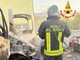 Incendio in un cantiere edile all'alba: in fiamme un furgone e una ruspa