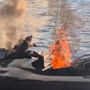 Moto d'acqua in fiamme sul lago ad Angera, vigile del fuoco di Ispra non in servizio doma l'incendio