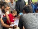 Il grande cuore dei torinesi, in via Traves arrivano le donazioni per i migranti: “Hanno bisogno di scarpe, pantaloni e felpe”