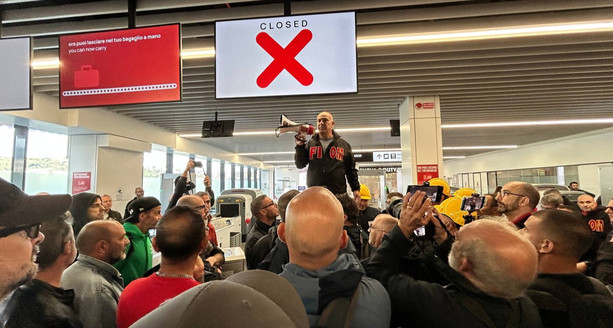 Ex Ilva, Palombo: "Dormiamo in aeroporto, avanti a oltranza finché non arriva una comunicazione"