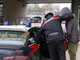 Tenta di strapparle la borsa e la trascina per metri sull'asfalto: arrestato dai carabinieri