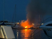 Yacht in fiamme a Portosole, alta colonna di fumo visibile da chilometri: scattano i soccorsi (foto)