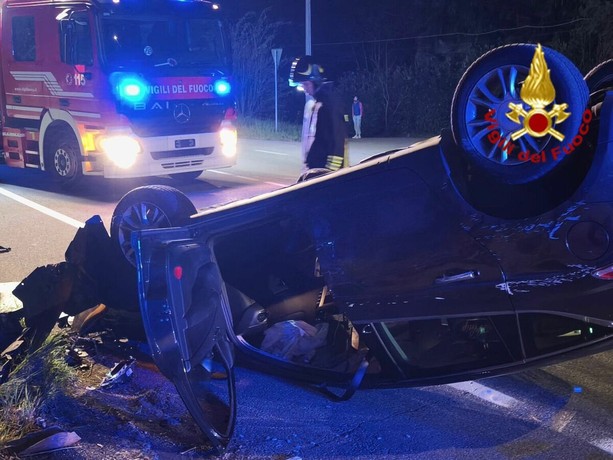 Auto si ribalta sulla Sp1 tra Varese e Gavirate: due ventenni ferite, una è in gravi condizioni Auto si ribalta sulla Sp1 tra Varese e Gavirate: due ventenni ferite, una è in gravi condizioni