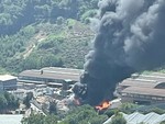 Maxi colonna di fumo nero a Cenesi: a fuoco la discarica (FOTO e VIDEO) Maxi colonna di fumo nero a Cenesi: a fuoco la discarica (FOTO e VIDEO)