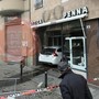 Alba, vettura piomba dentro l'Ottica Penna in piazza Ferrero Alba, vettura piomba dentro l'Ottica Penna in piazza Ferrero