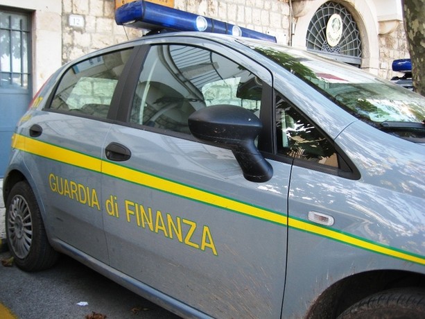 Riciclaggio da truffe informatiche, due arresti a Torino: sequestrati 1,5 milioni