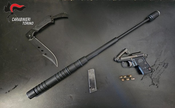 In giro a bordo di un'auto che era un arsenale: arrestate 4 persone trovate in corso Moncalieri con pistole, coltelli e bastoni