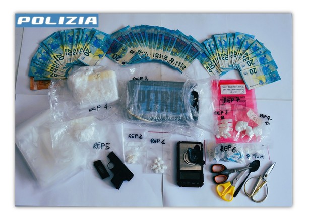 Smantellata a Savona una rete di spaccio: arrestato un 24enne straniero, sequestrati 1,7 kg di cocaina e una pistola calibro 6