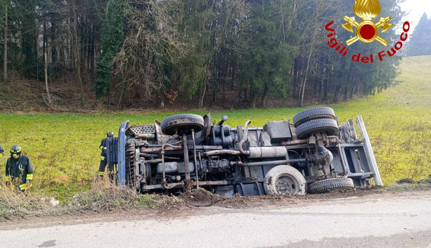 FOTO. Camion si ribalta a Viggiù, illeso l'autista