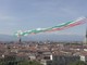 Le Frecce Tricolori abbracciano Torino: lo spettacolo nel cielo sopra piazza Vittorio [VIDEO]