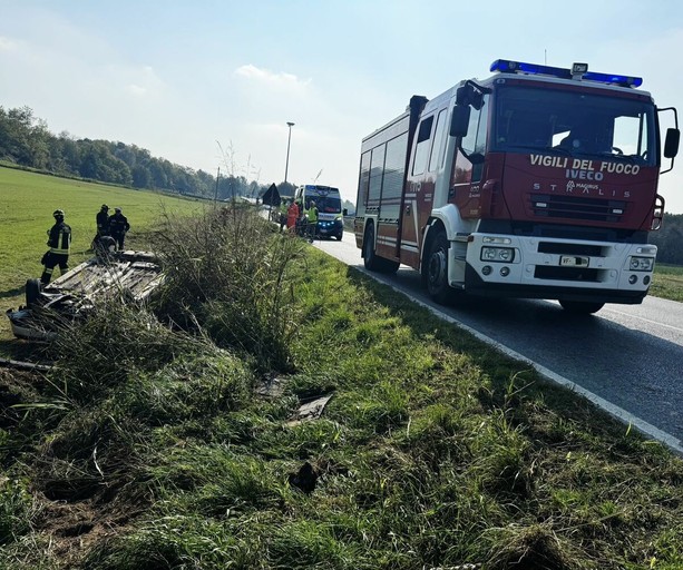 Auto esce di strada e si ribalta sulla SP165