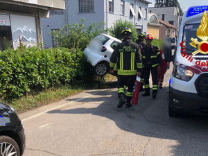 Scontro tra due auto a Varese, una finisce sulla siepe di una recinzione