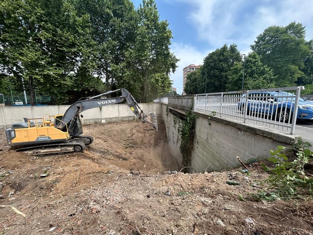 Ruspe in azione nel trincerone di via Cigna: sgomberato l’insediamento abusivo sotto la piscina Sempione