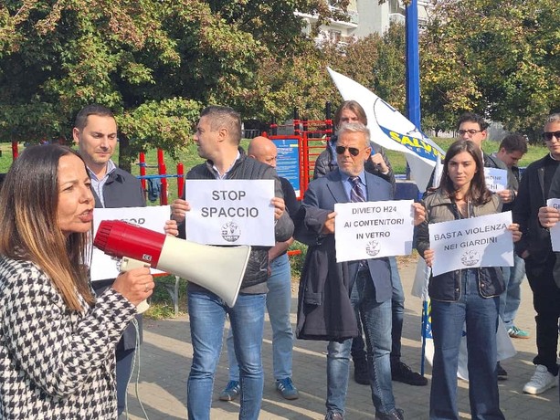 Presidio e contro-presidio: nei giardini Madre Teresa di Calcutta si incrociano Lega e contestatori [FOTO]