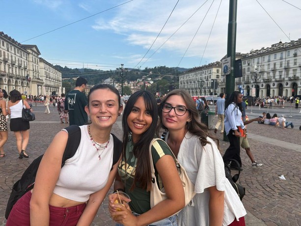 San Giovanni, i giovani in piazza Vittorio per il dj set: “Un’idea bellissima, così ti godi la serata” [FOTO]