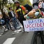 Muore a 7 anni in bici sulla strada condivisa. Il flash mob per la sicurezza tra le proteste degli automobilisti [FOTO E VIDEO]