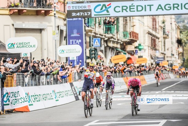 Milano-Sanremo Women, trionfa la belga Lotte Kopecky: cadute sulla Cipressa e battaglia decisiva sul Poggio (Foto)