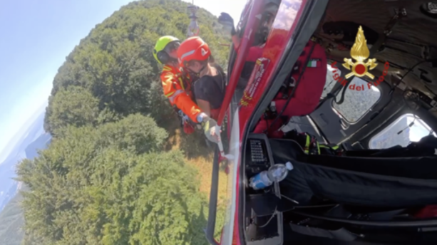Escursionisti si perdono nei boschi di Mergozzo, salvati con l'elicottero Drago di Malpensa Escursionisti si perdono nei boschi di Mergozzo, salvati con l'elicottero Drago di Malpensa
