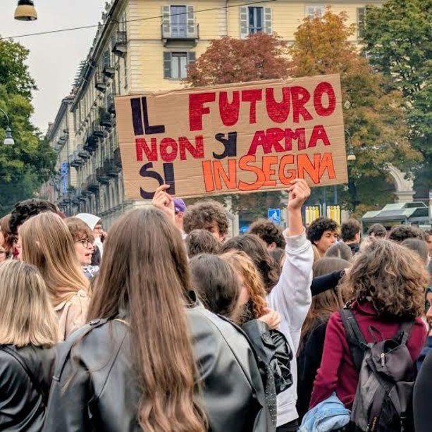 Studenti in piazza ad Asti, la protesta fa paura solo nelle fake news: "Più scuola, meno armi" Studenti in piazza ad Asti, la protesta fa paura solo nelle fake news: "Più scuola, meno armi"