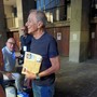Roberto Vecchioni sostiene la battaglia contro le corride: presidio prima del concerto ad Asti Musica