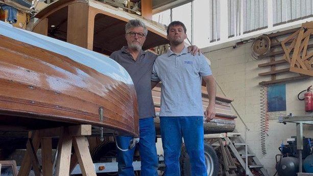 Profumo di legno e di tradizione. Lo Yacht Service Lago Maggiore è il regno del "generale" Carsten Gautsch e di suo figlio Philipp: «A 14 anni ho restaurato la mia prima barca»