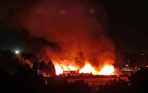 Grosso incendio in via Crea, di fronte al Vittorini di Grugliasco: momenti di paura nella notte