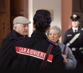 Il finto carabiniere arriva in taxi. Ad aspettarlo c’è il maresciallo del paese