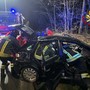 FOTO. Auto esce di strada e finisce contro un albero: automobilista ferito all'alba