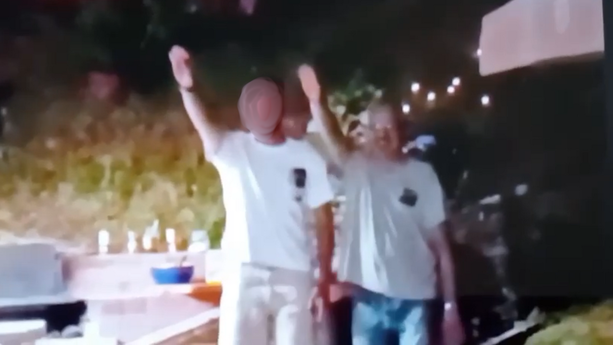 Saluto fascista nel paese natale di Pertini: è il vicesindaco di Stella durante una grigliata (VIDEO) Saluto fascista nel paese natale di Pertini: è il vicesindaco di Stella durante una grigliata (VIDEO)