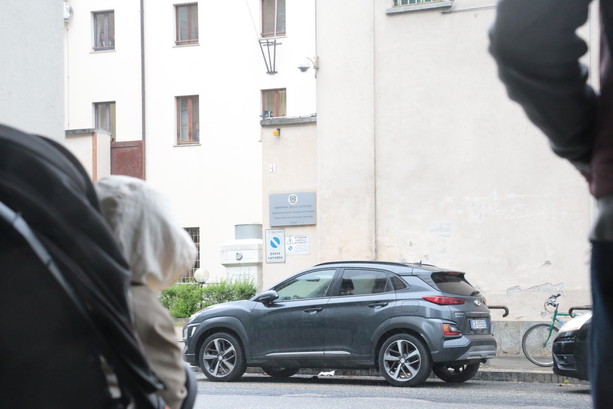 Con cinturone e pistola, in servizio al carcere minorile in gravidanza: “Essere incinta non è una colpa”