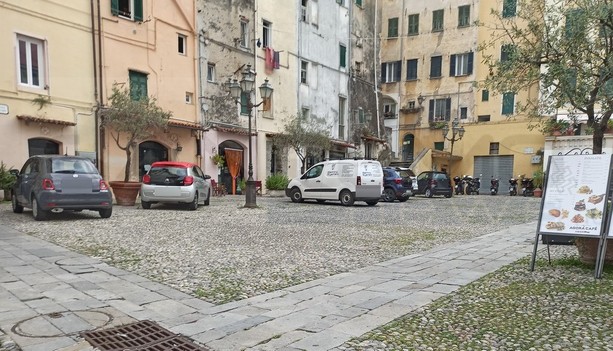 Sanremo, paura in via Pietro Calvi: siringhe, urla e degrado. Residenti e commercianti esasperati