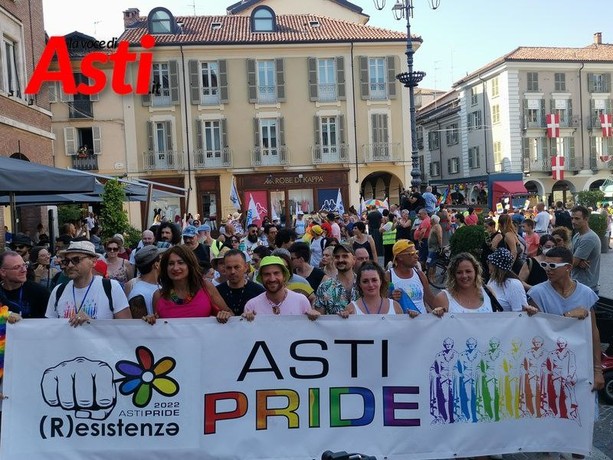 Affidamento di minori a coppie solo etero, la denuncia di Asti Pride: "Cirio insegue orizzonti anacronistici"