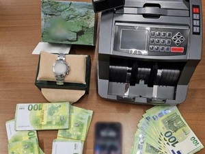 Tentano di truffare 3 milanesi in un hotel di Torino comprando un orologio di lusso con soldi falsi: arrestati