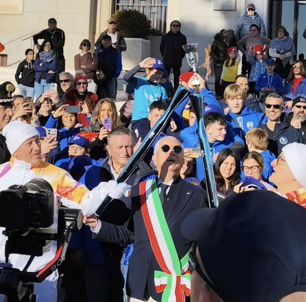 La 'Fiamma Olimpica' è arrivata in provincia: primo passaggio ad Imperia tra due ali di folla: tra poco arriverà a Sanremo