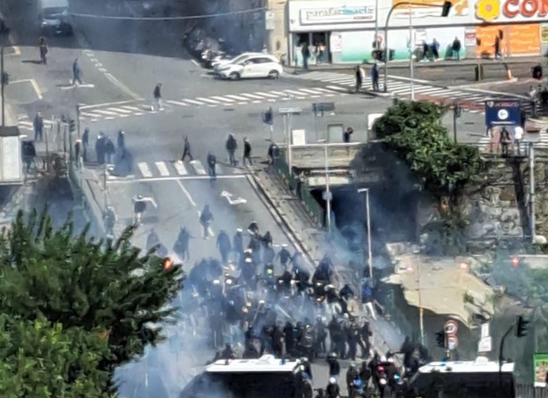 Scontri tra ultras a Genova: dieci misure cautelari per resistenza aggravata a pubblico ufficiale