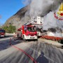 Grosso incendio a Laveno Mombello, sul posto vigili del fuoco e ambulanze