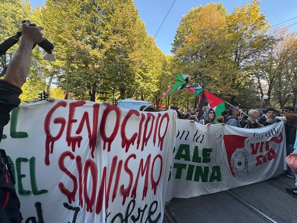 Manifestazione Pro Pal: subito tensioni e scontri con le forze dell'ordine Manifestazione Pro Pal: subito tensioni e scontri con le forze dell'ordine