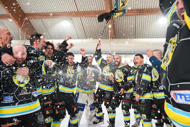 FOTO. &quot;Campioni, campioni&quot;: Crazy in trionfo nella bolgia di via Albani grazie alla linea dei &quot;Re Magi&quot;