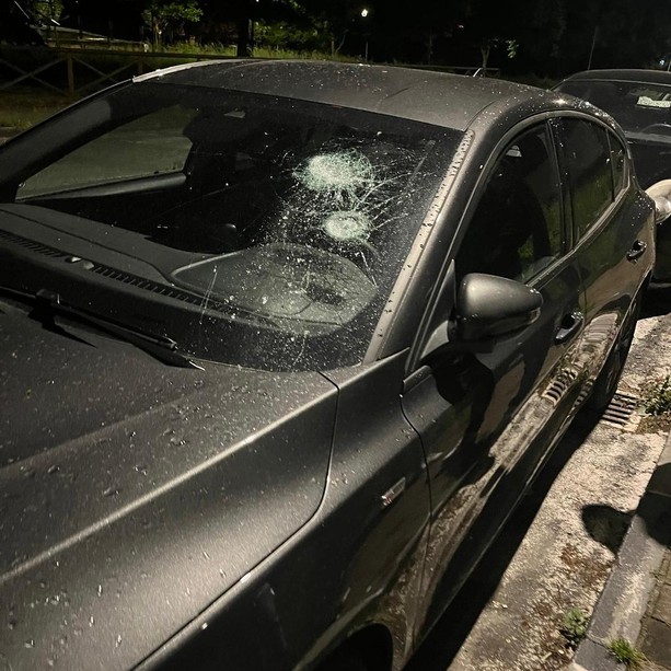 Spaccano parabrezza e lunotti alle auto, notte da incubo al Lingotto