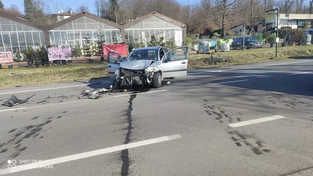 Varese, incidente sulla Provinciale del lago: cinque persone soccorse dall'ambulanza