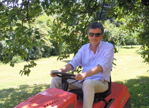 La delicatezza, l'ironia e soprattutto l'amore di Alberto Palazzi per Caldana e la sua gente: «Sono le persone semplici che fanno la storia di un paese, come il Gusto e lo stregone di Cocquio»