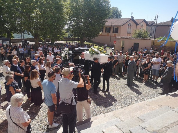 &quot;Ora tocca a noi portarti nel cuore&quot;. Mazzè saluta Jacopo, vittima dell'esplosione in via Nizza