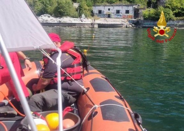 Ritrovato a 220 metri di profondità il corpo del turista tedesco annegato nel lago di Como: ancora senza esito le ricerche a Caldè